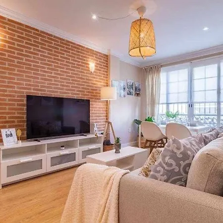 Apartamento 3 En Estadio Del Sevilla, 8 Plazas Y M *
